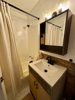 $175,000 | 700 West Bittersweet Place, Unit 210, Chicago, IL 60613