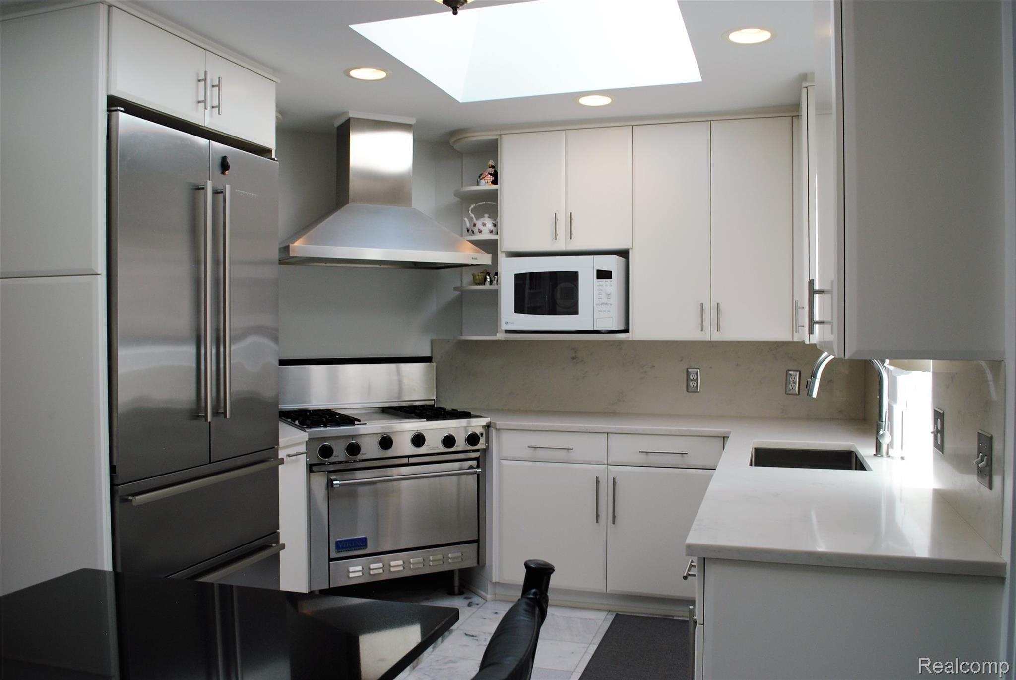 34100 Quaker Valley Road Farmington, MI 48331 - Photo 11 of 27 UPDATED GOURMET KITCHEN