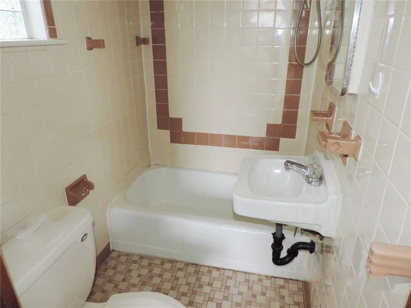 1038 Lessing Street Pittsburgh, PA 15220 - Photo 7 of 17 Gallery Image 7