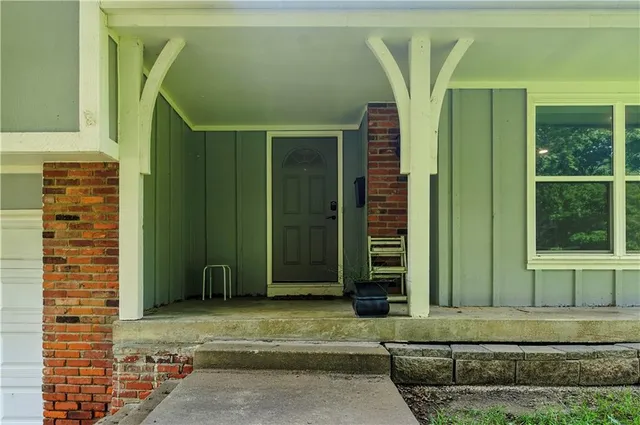 $350,000 | 9317 West 82nd Street, Overland Park, KS 66204