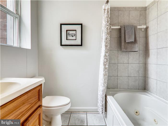 443 17th Street Southeast Washington, DC 20003 - Photo 20 of 31 Windowed Bath with Jetted Tub