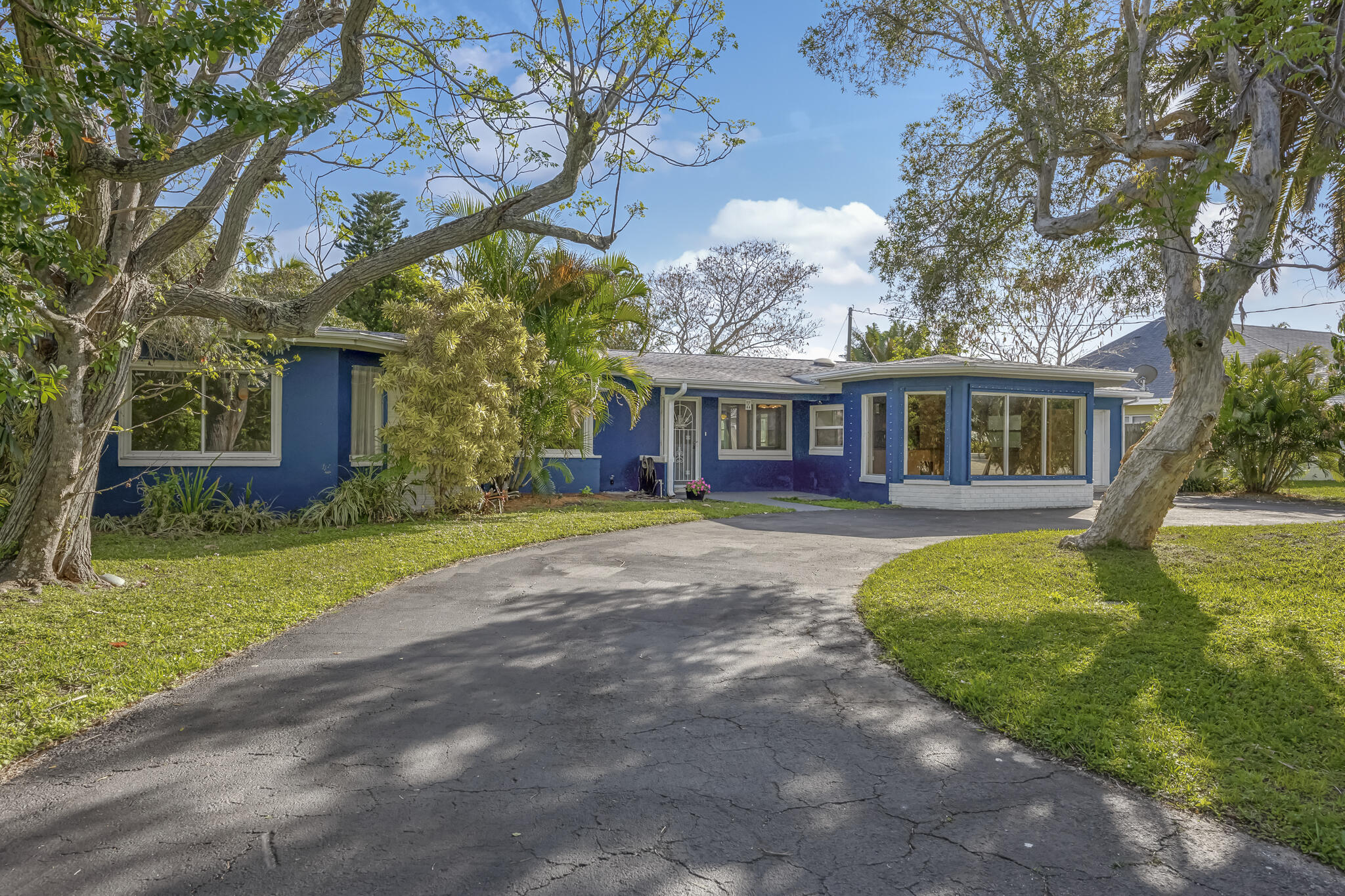 82 West Bay Dr  