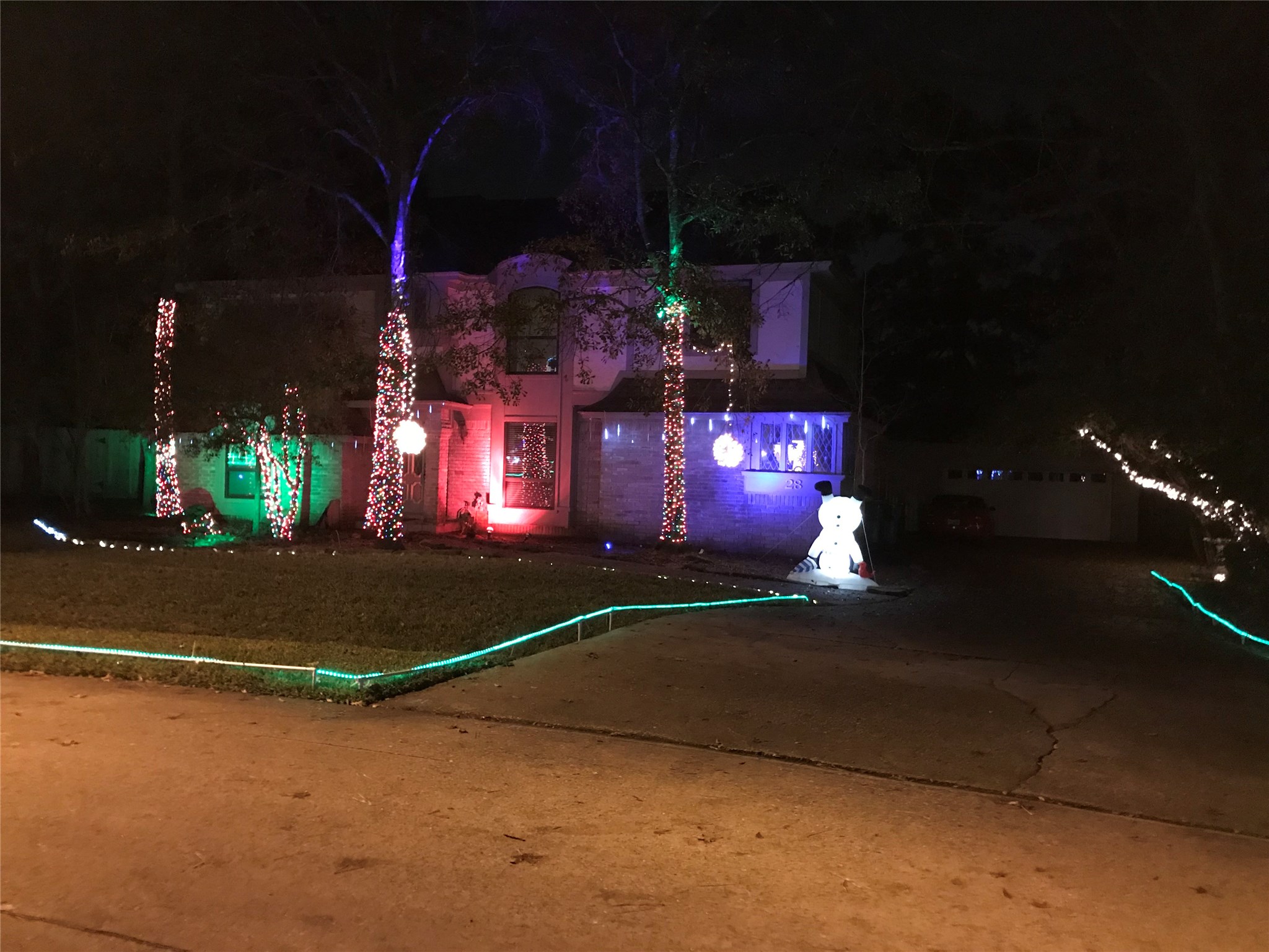 28 Tangle Brush Drive Spring, TX 77381 - Photo 29 of 29 a lamp that is sitting in the middle of a building