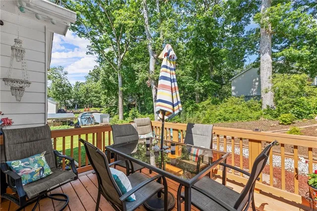 a view of a backyard