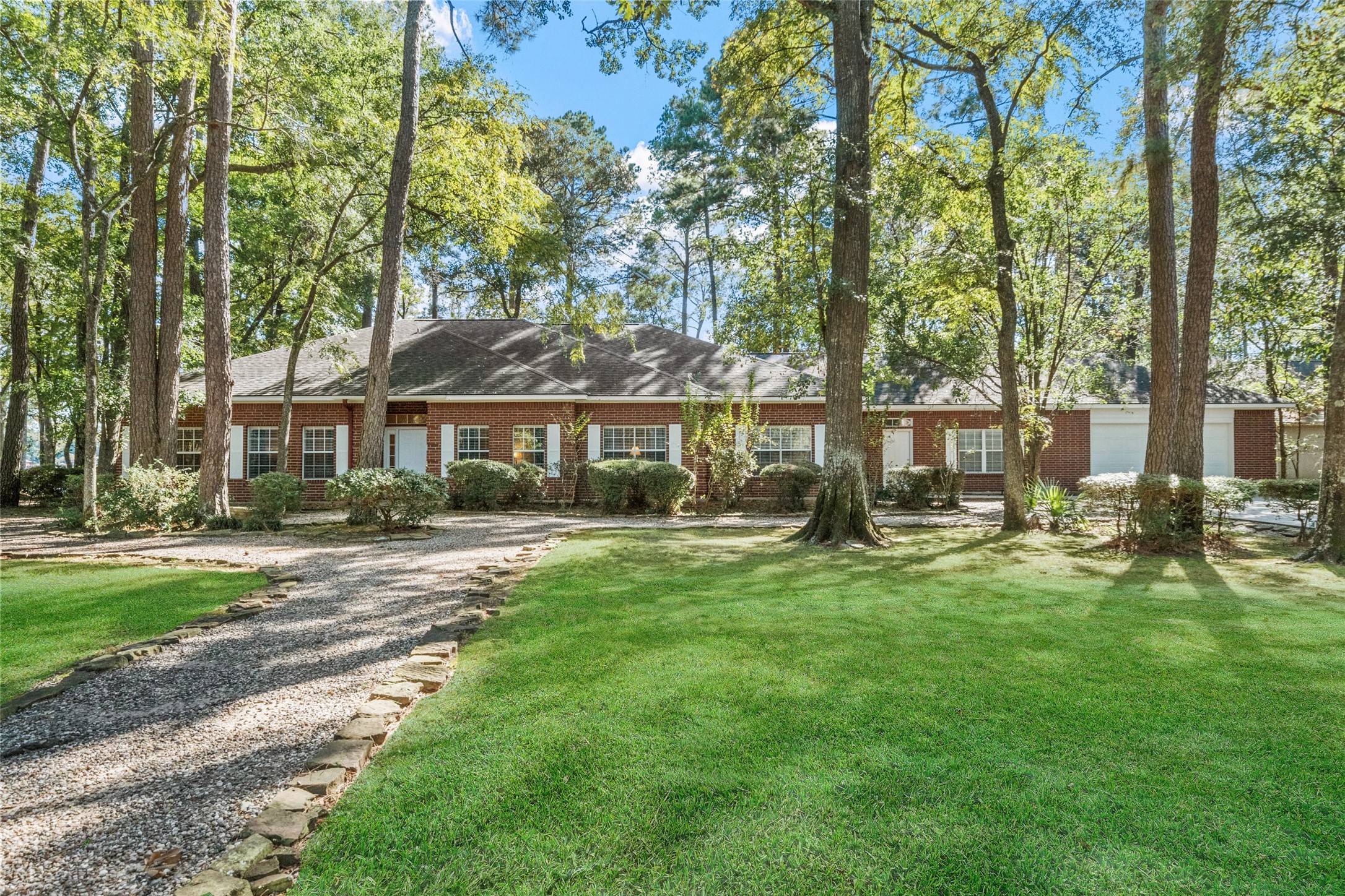 15144 Paradise View Drive Willis, TX 77318 - Photo 2 of 44