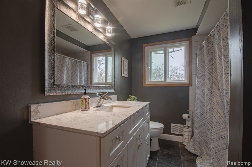 6989 Hatchery Road Waterford, MI 48327 - Photo 13 of 24 Gallery Image 13