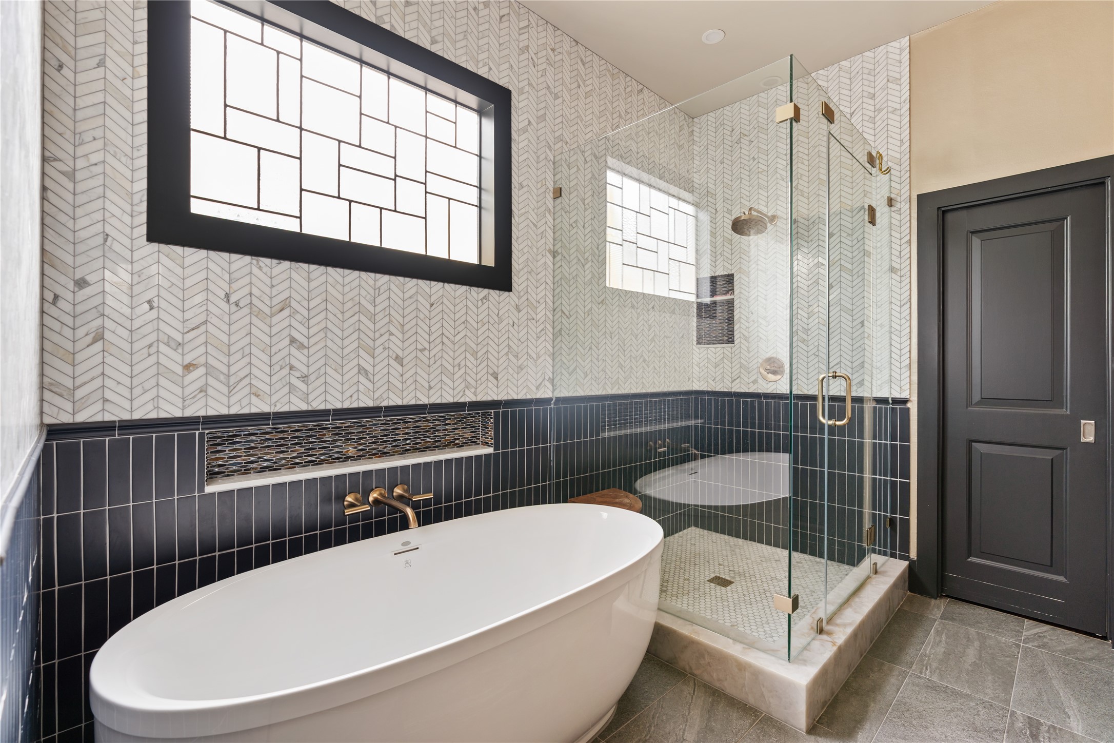 926 Nicholson Street Houston, TX 77008 - Photo 21 of 36 Oversized frameless shower with full-height tile surround delivers a clean, contemporary aesthetic.