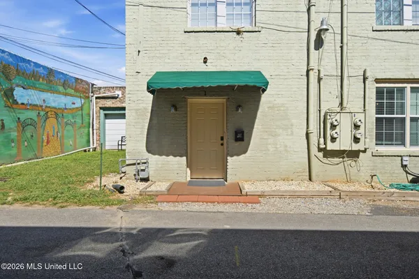$1,150 | 404 Courthouse Square, Unit 1, Columbia, MS 39429
