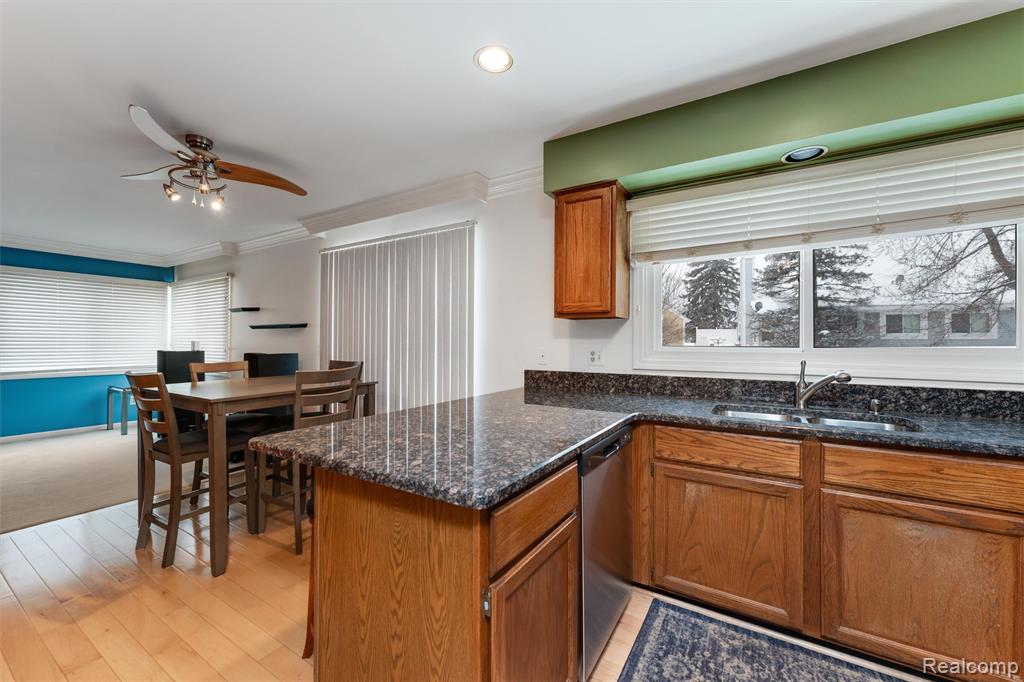 388 Huntington Court Rochester Hills, MI 48307 - Photo 6 of 37