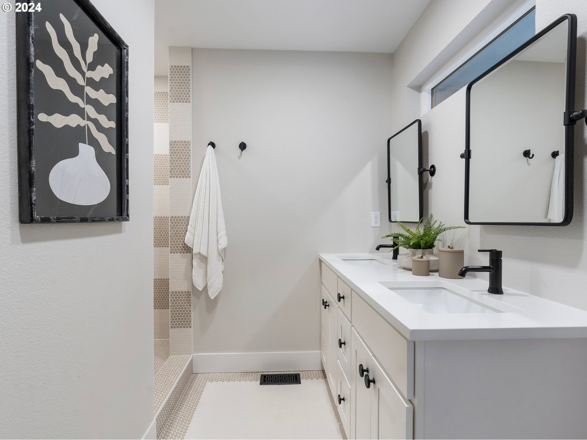2711 Greentree Road Lake Oswego, OR 97034 - Photo 20 of 42 a bathroom with a sink and a mirror