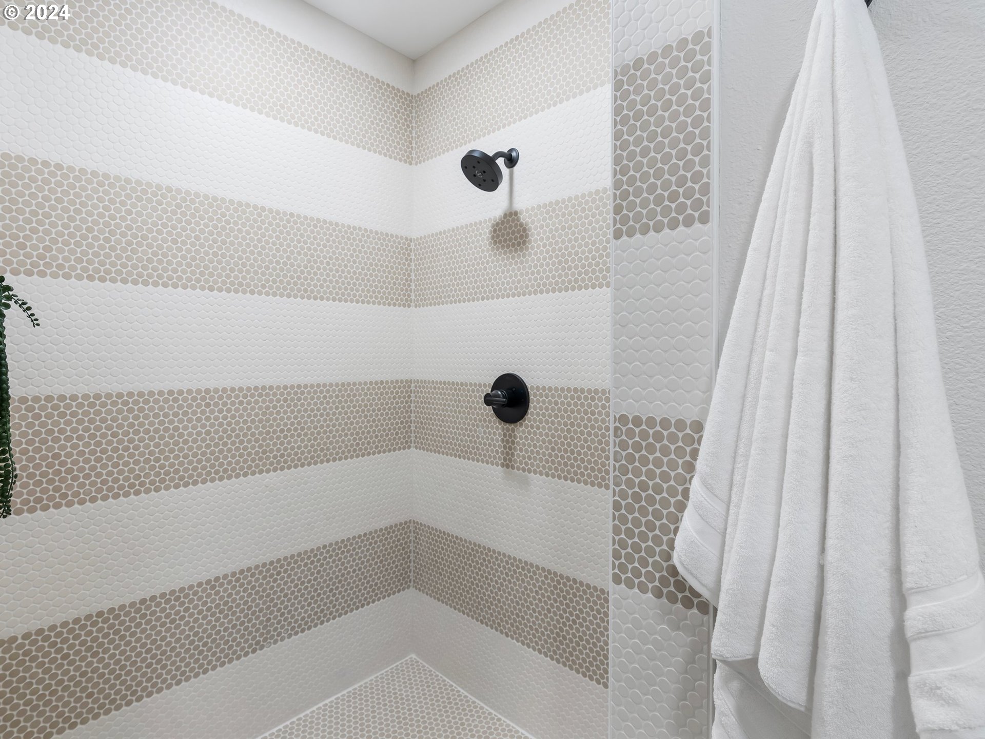 2711 Greentree Road Lake Oswego, OR 97034 - Photo 21 of 42 a bathroom with a shower