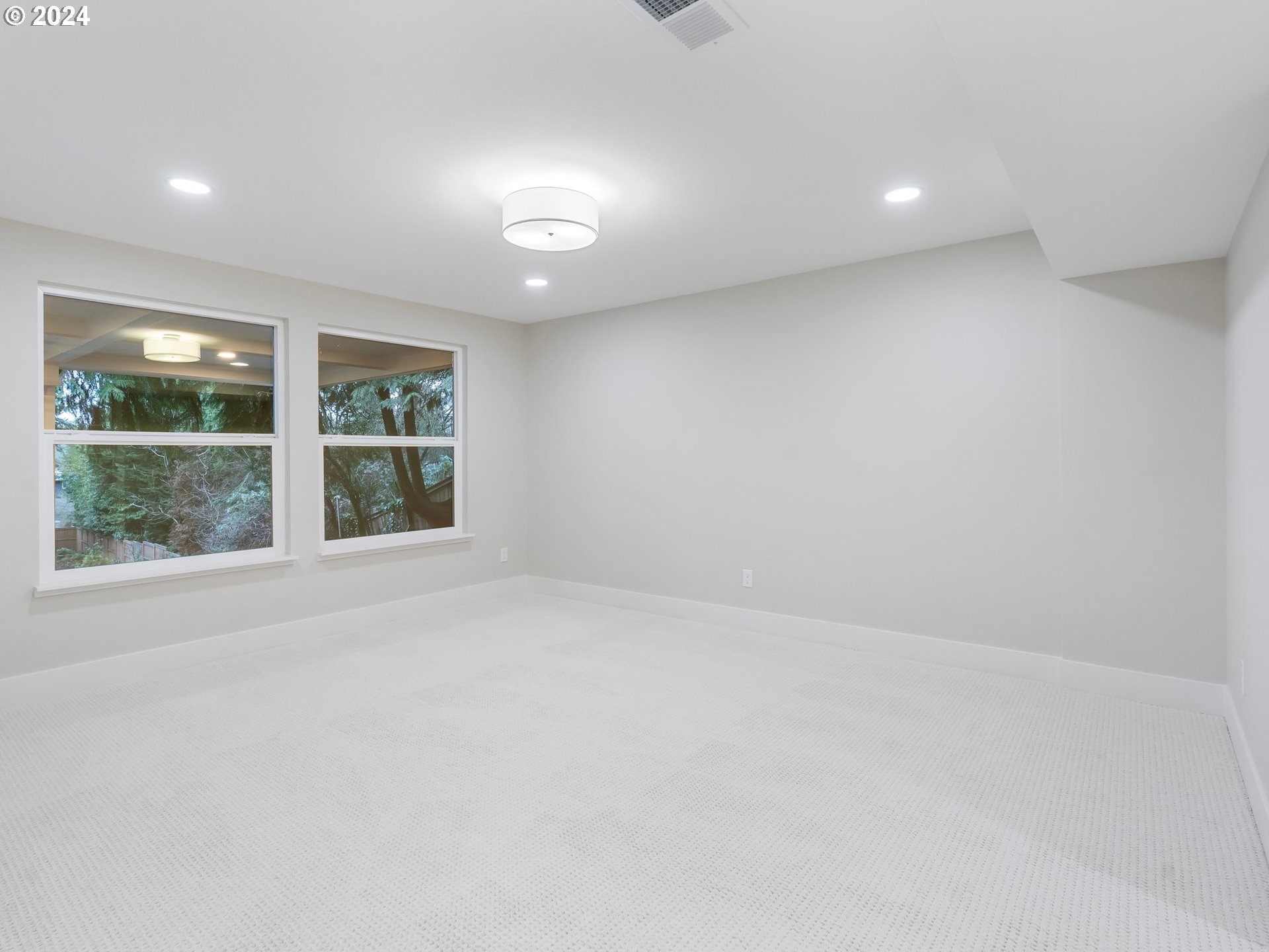 2711 Greentree Road Lake Oswego, OR 97034 - Photo 24 of 42 an empty room with windows