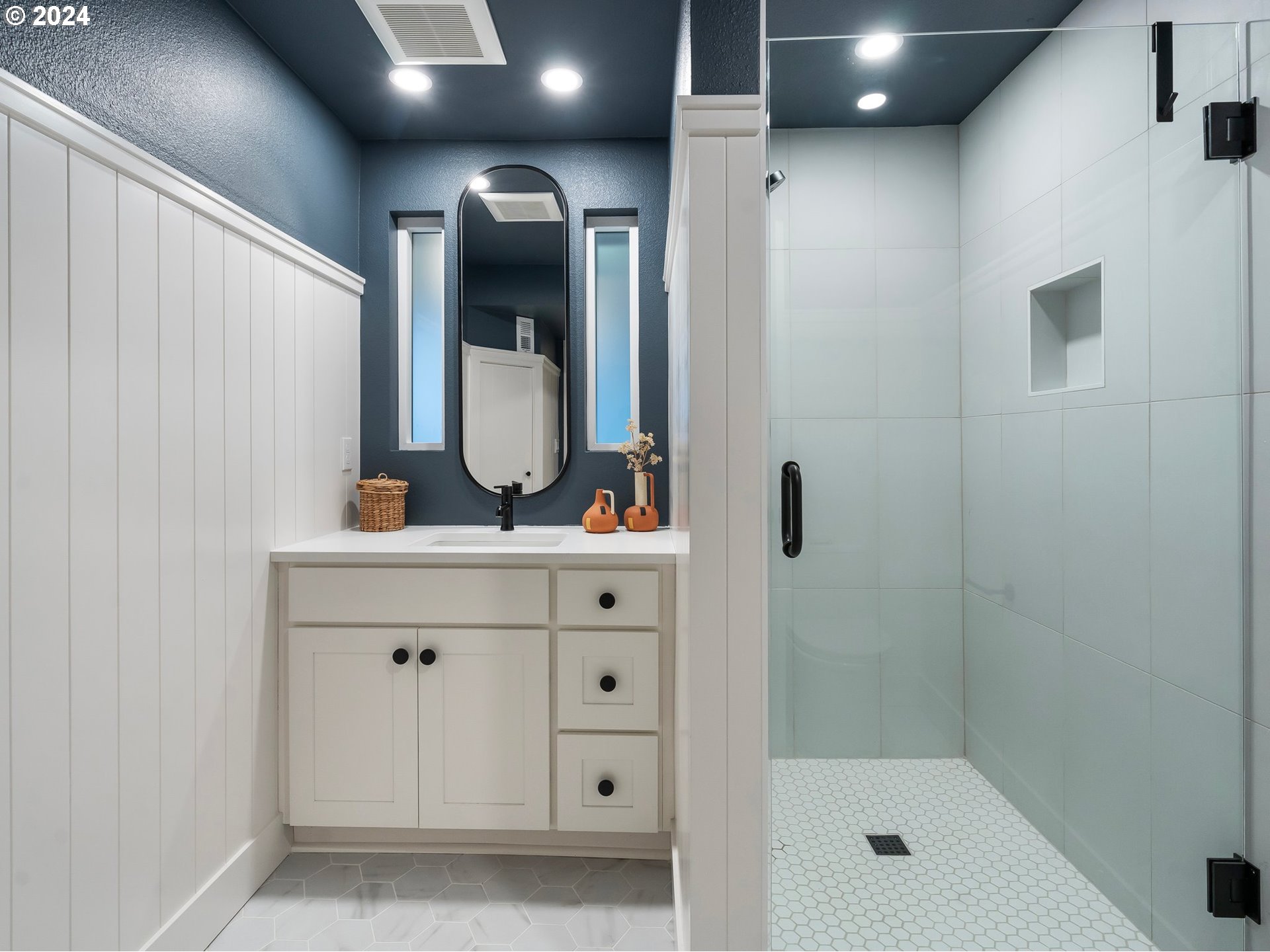 2711 Greentree Road Lake Oswego, OR 97034 - Photo 26 of 42 a bathroom with a mirror a double vanity sink and mirror