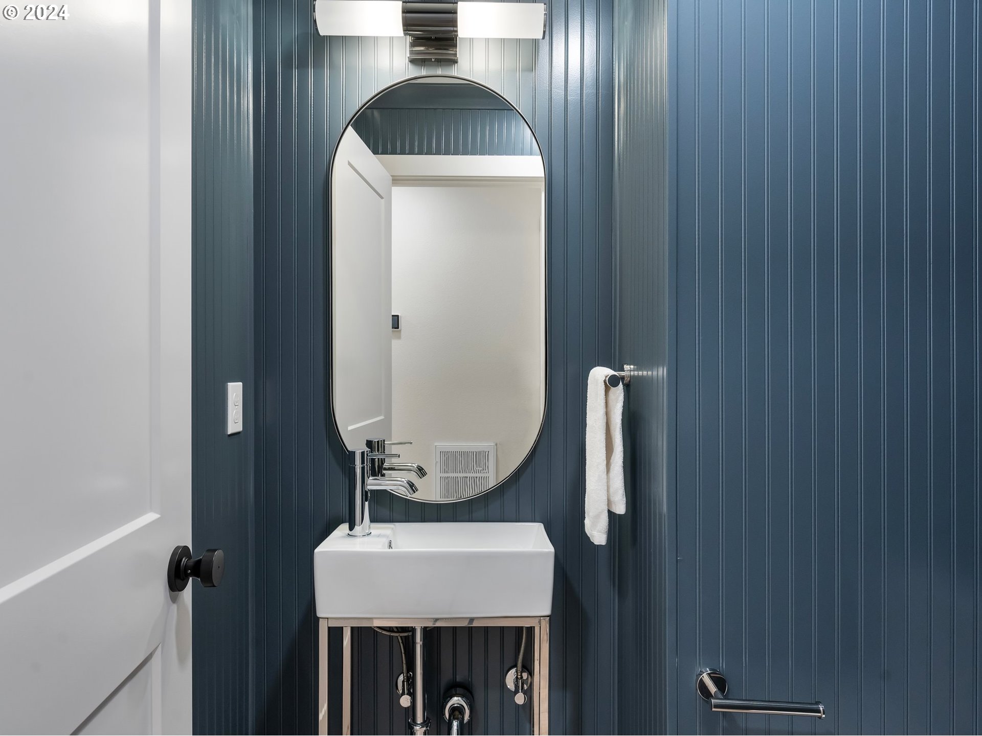 2711 Greentree Road Lake Oswego, OR 97034 - Photo 33 of 42 a bathroom with a sink and mirror