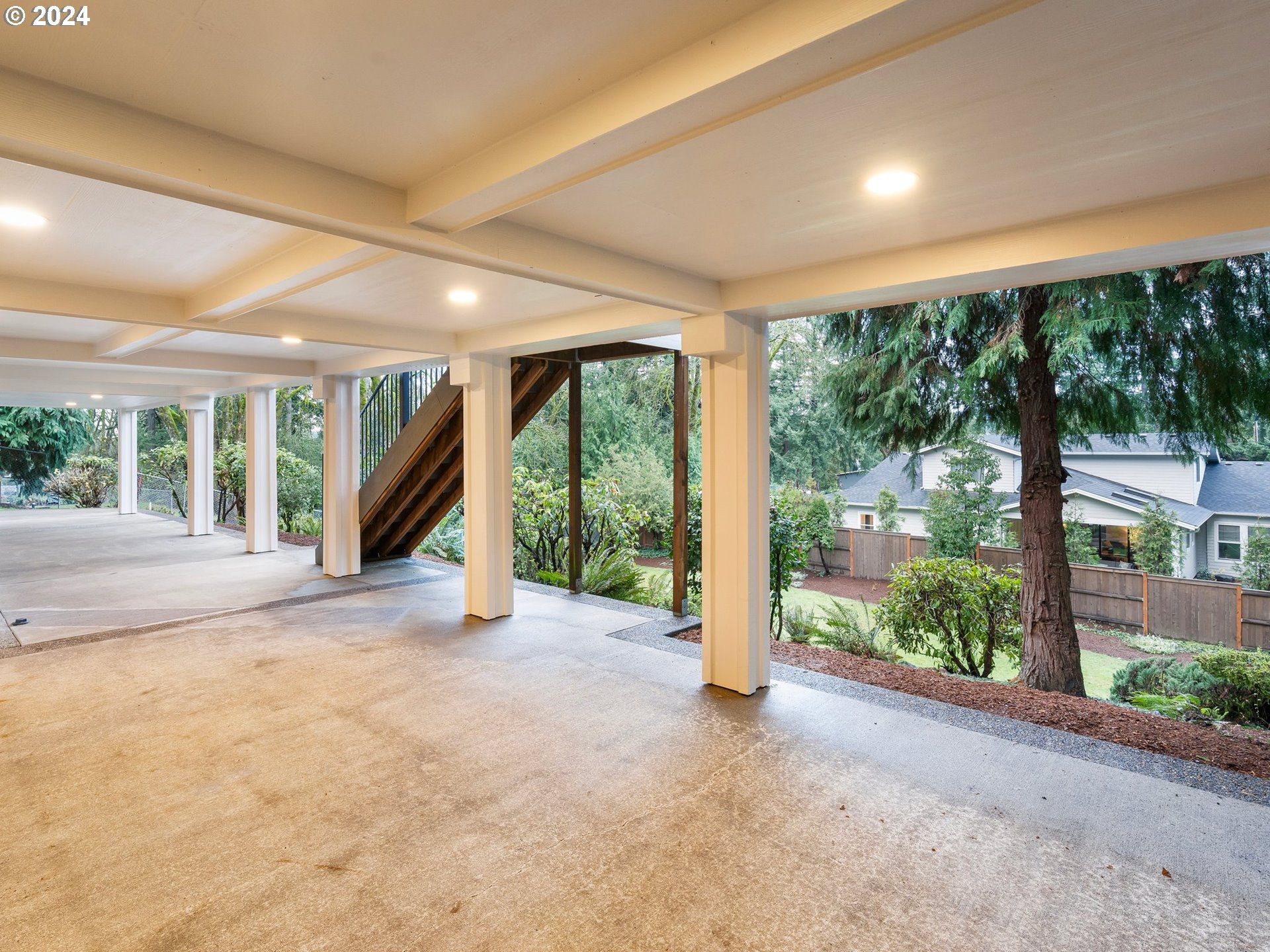 2711 Greentree Road Lake Oswego, OR 97034 - Photo 36 of 42 a view of a big room with an empty space and balcony