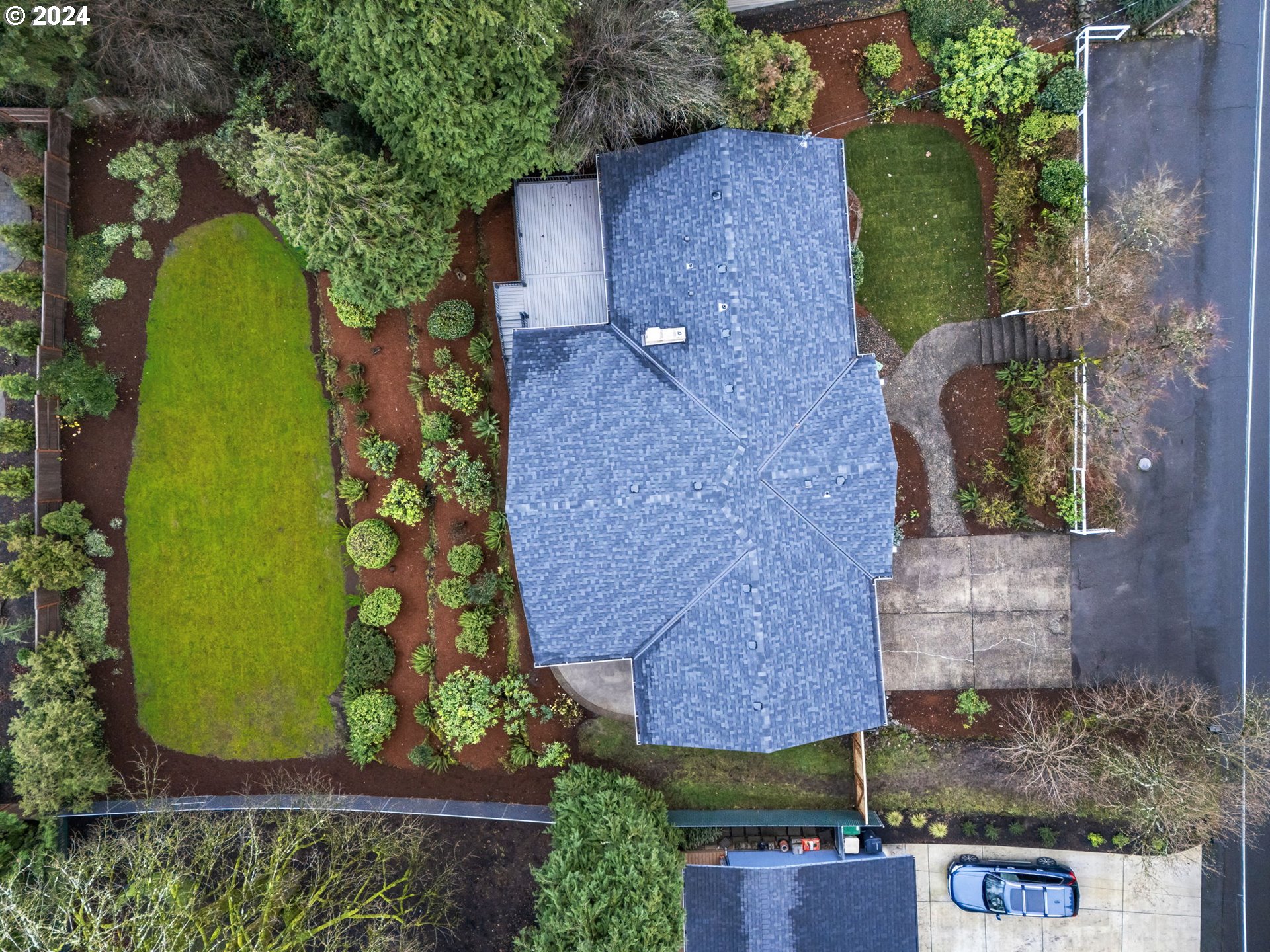 2711 Greentree Road Lake Oswego, OR 97034 - Photo 40 of 42 an aerial view of a house with a garden