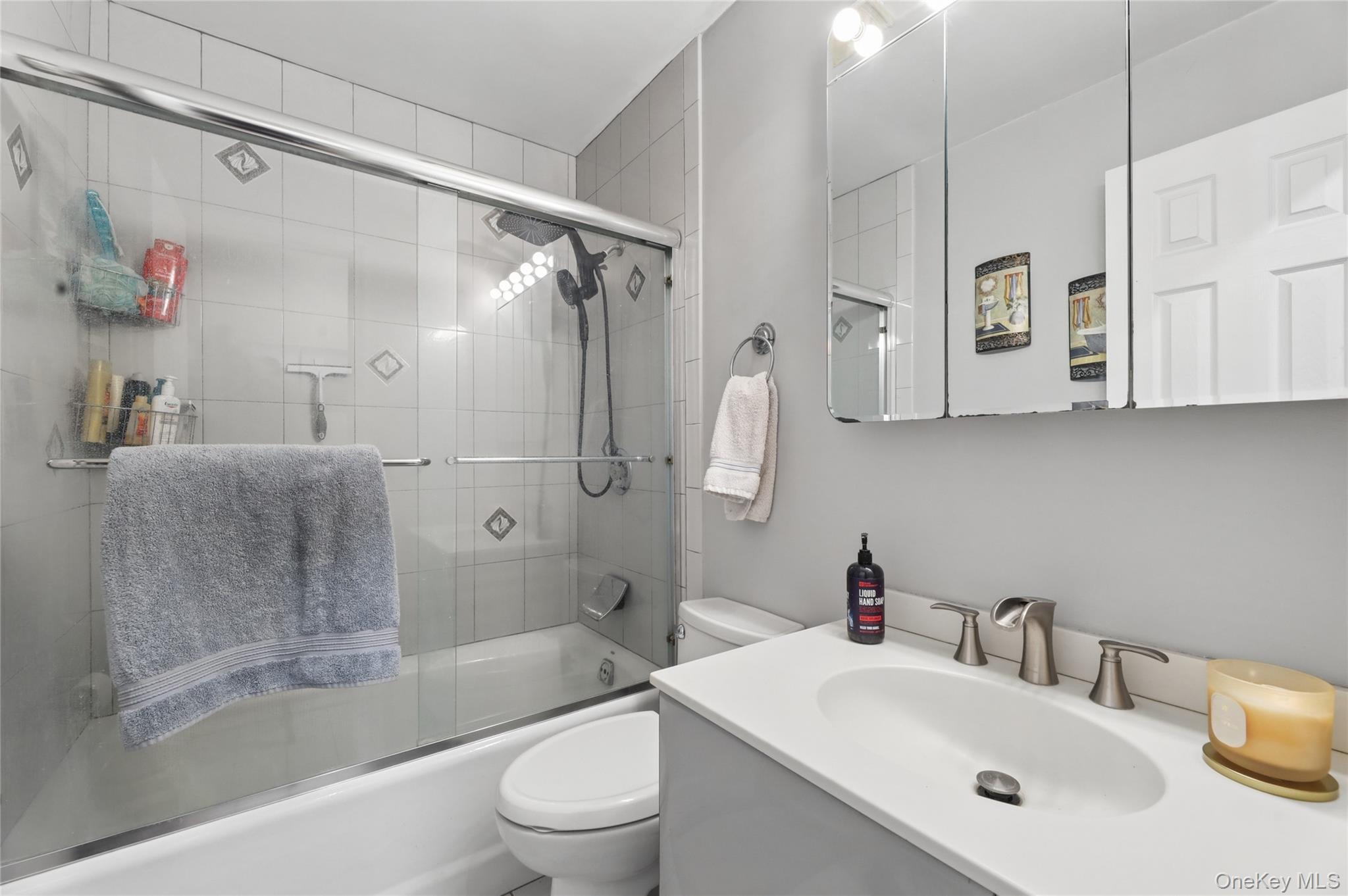 635 South Pascack Road Chestnut Ridge, NY 10977 - Photo 12 of 40 Main level full bath with tub and glass sliders