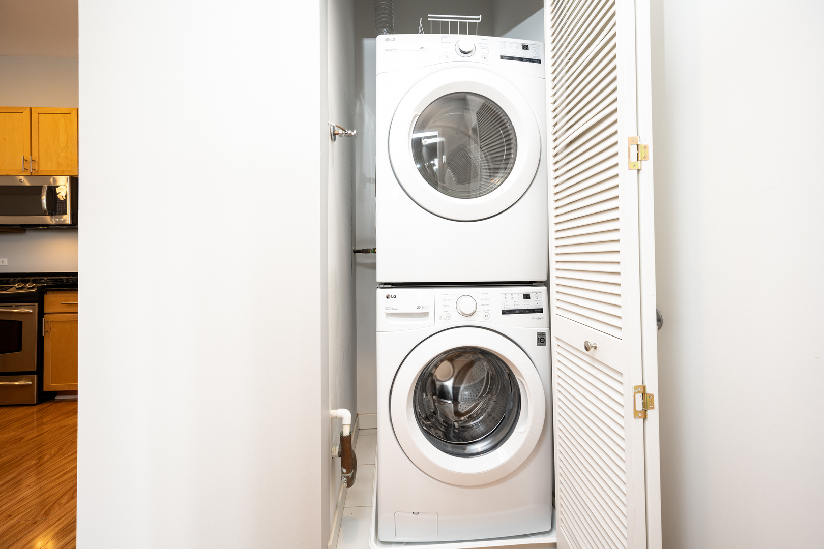 3920 North Sheridan Road, Unit 406 Chicago, IL 60613 - Photo 9 of 12 a utility room with dryer and washer