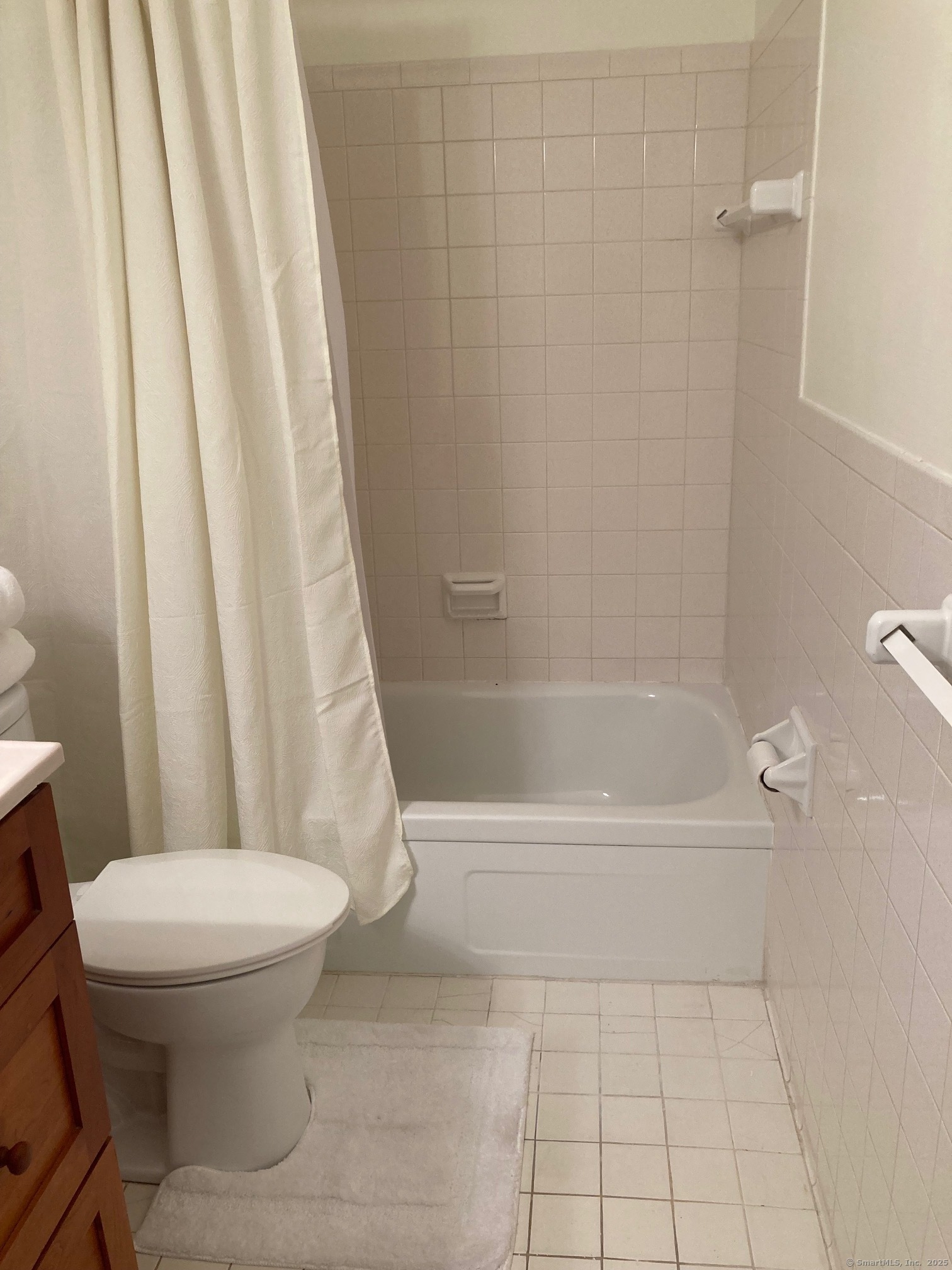 1730 State Street, Unit 302 Hamden, CT 06517 - Photo 16 of 18 a bathroom with a toilet and a bathtub