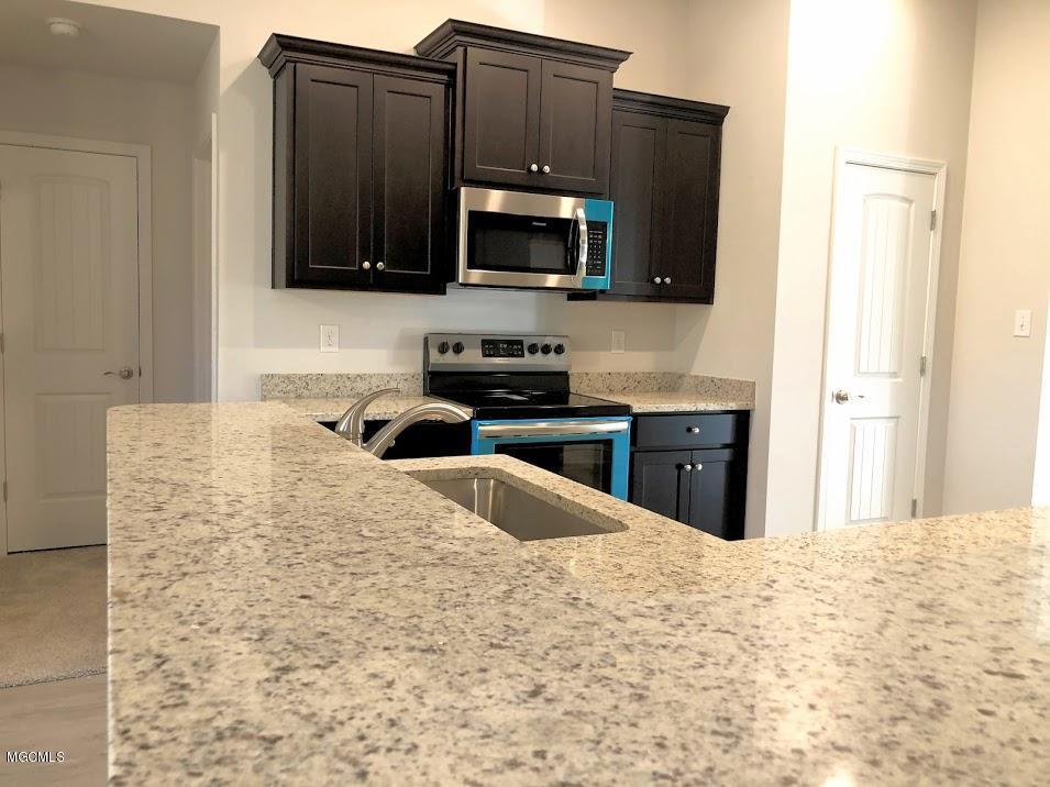 6226 Roxanne Way Biloxi, MS 39532 - Photo 4 of 18 Granite Countertops
