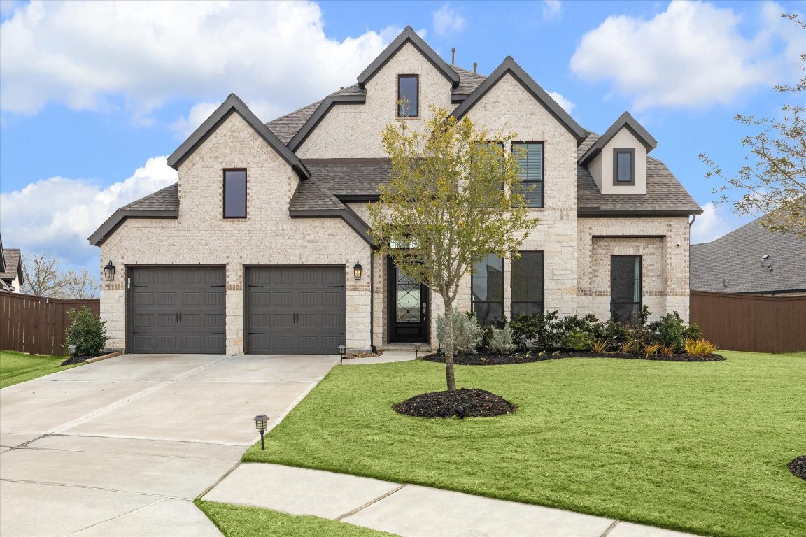 9951 Chapman Trail Manvel, TX 77578 - Photo 3 of 50 a front view of a house with garden