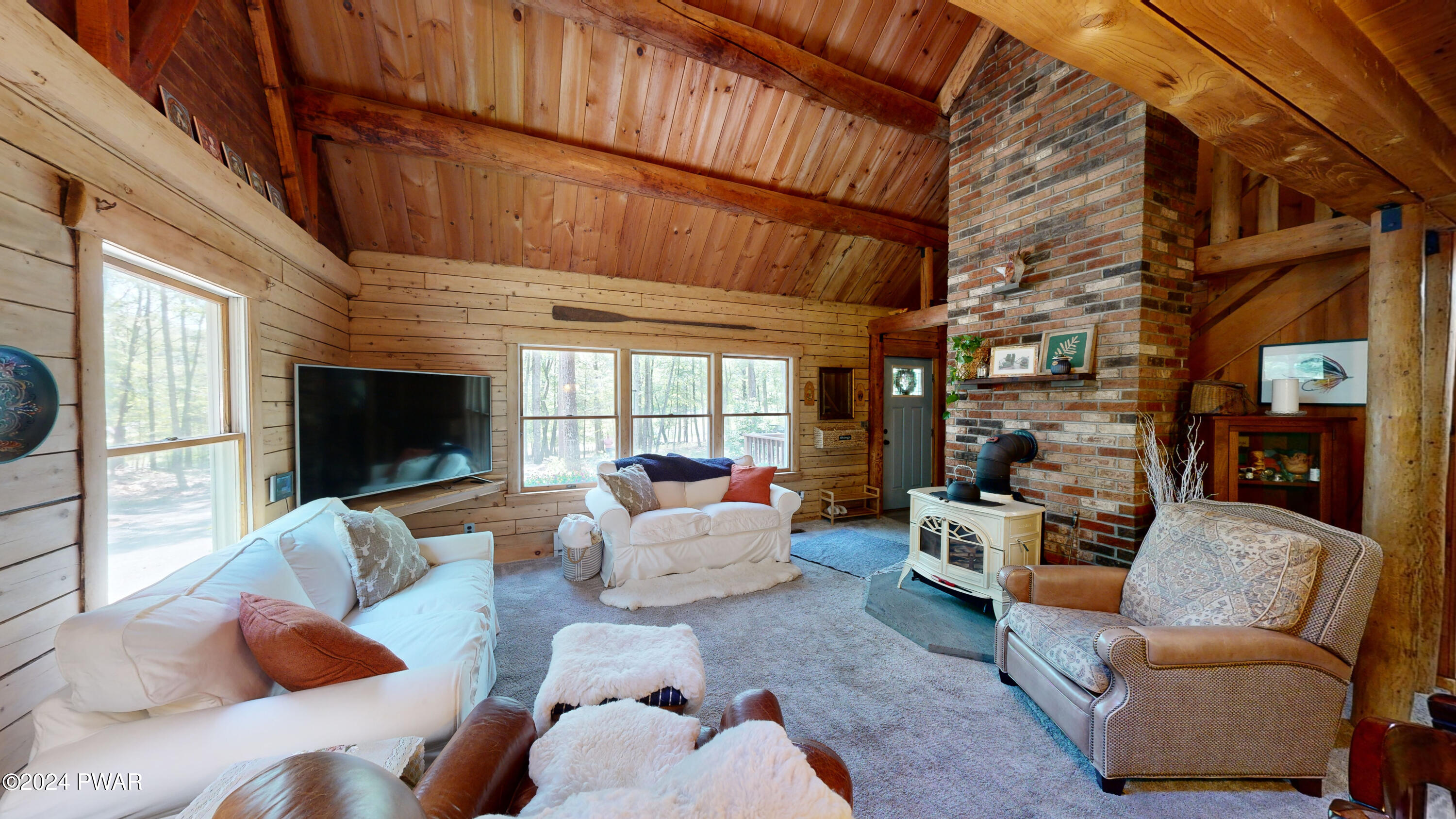415 Sawkill Road Milford, PA 18337 - Photo 12 of 39 livingroom2