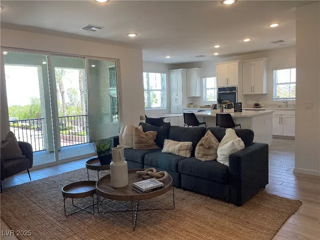 $2,100 | 2555 Hampton Road, Unit 4202, Henderson, NV 89052