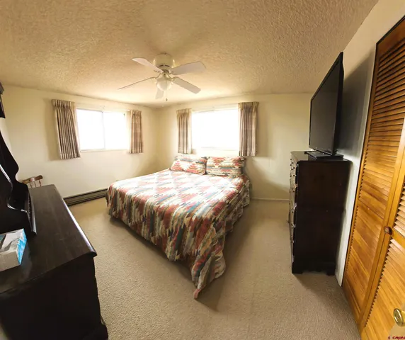 a en suite bathroom with a sink and a mirror