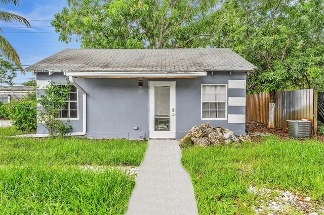 $2,500 | 394 Southeast 5th Avenue, Unit B, Delray Beach, FL 33483