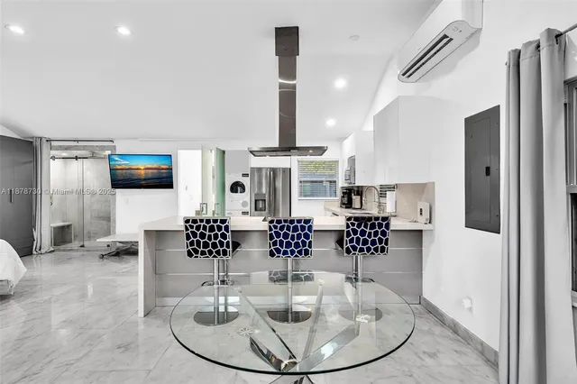 $2,500 | 394 Southeast 5th Avenue, Unit B, Delray Beach, FL 33483