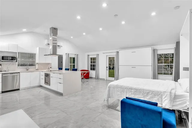 $2,500 | 394 Southeast 5th Avenue, Unit B, Delray Beach, FL 33483