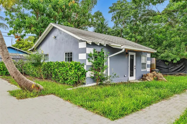 $2,500 | 394 Southeast 5th Avenue, Unit B, Delray Beach, FL 33483