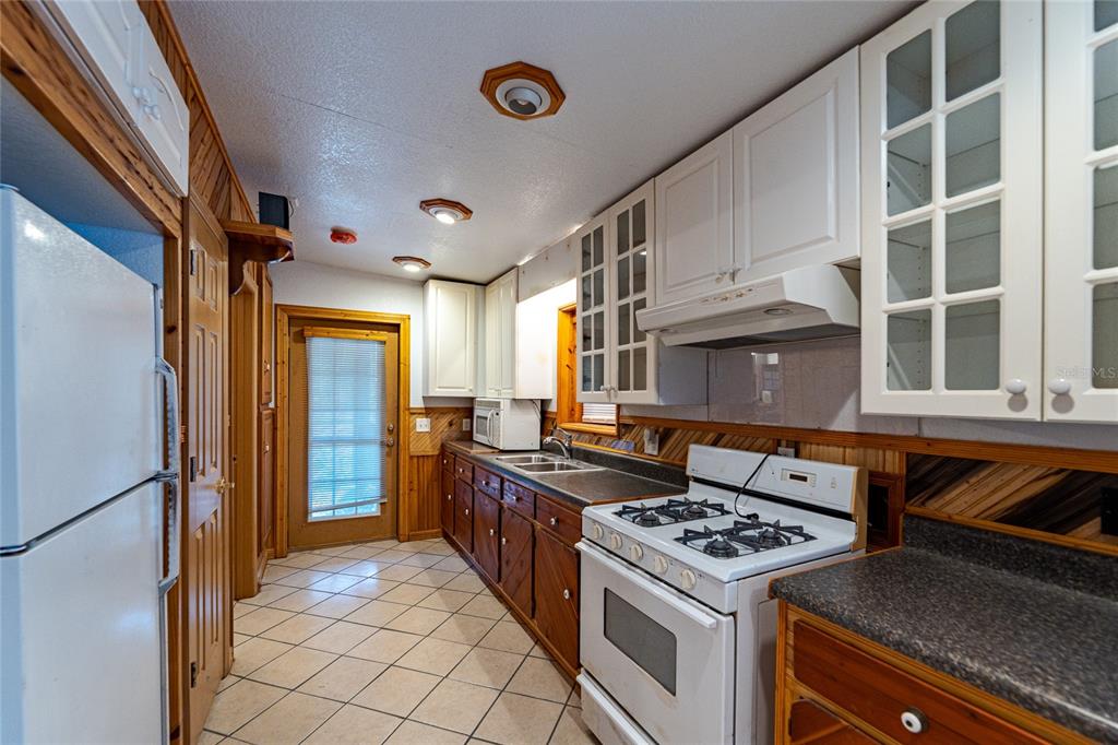 11053 Mulberry Landing Road North Hilliard, FL 32046 - Photo 69 of 100 a kitchen with stainless steel appliances granite countertop a stove and a refrigerator