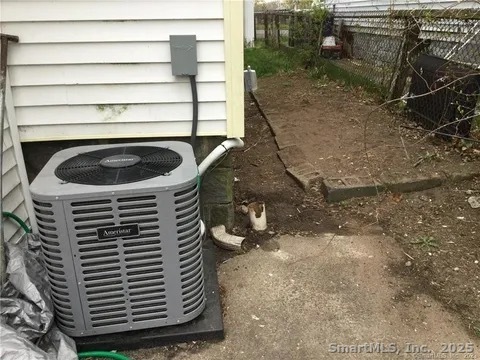 368 Lenox Avenue Bridgeport, CT 06605 - Photo 6 of 7 a view of entryway
