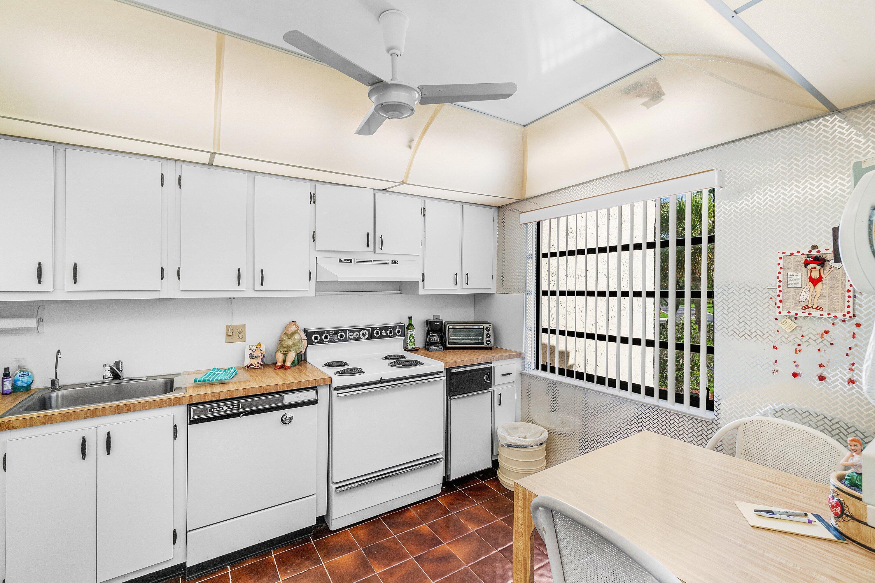 8320 Casa Del Lago, Unit D Boca Raton, FL 33433 - Photo 17 of 29 004-8320CasaDelLago-D-BocaRaton-FL-33433