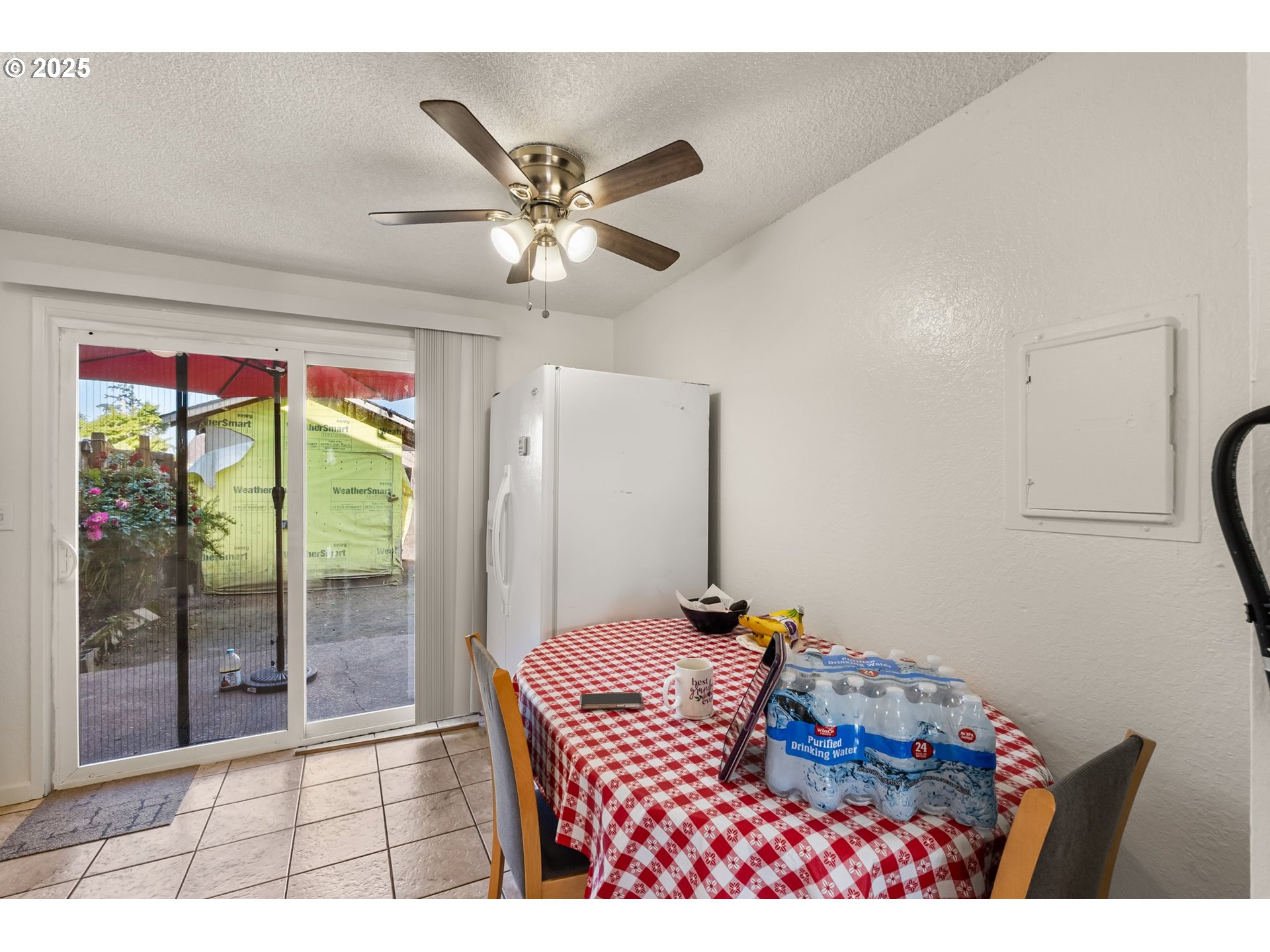 1720 17th Street Springfield, OR 97477 - Photo 9 of 23 a living room with furniture