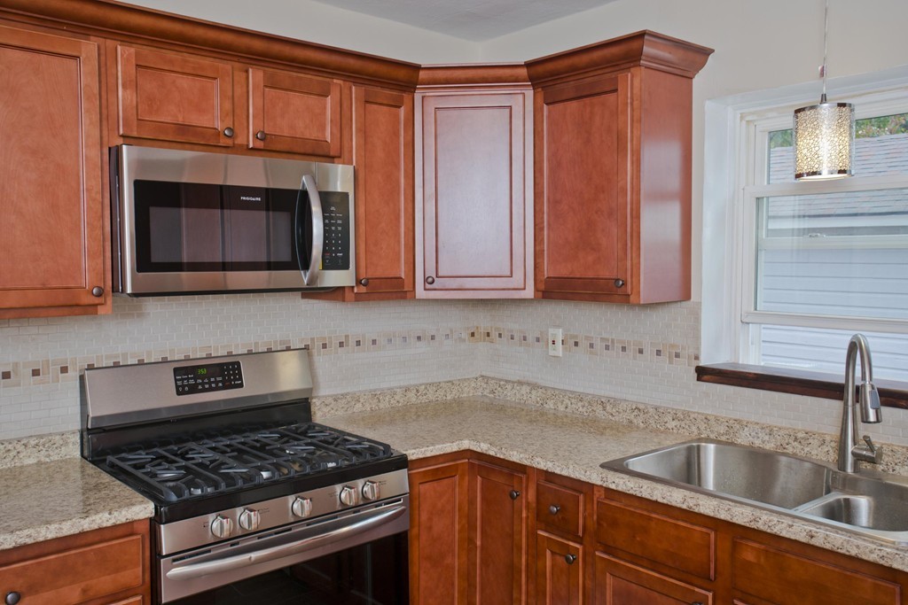 76 Strong Street Springfield, MA 01104 - Photo 3 of 24