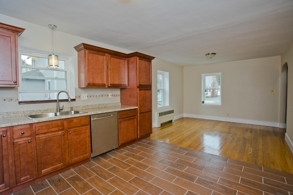 76 Strong Street Springfield, MA 01104 - Photo 4 of 24