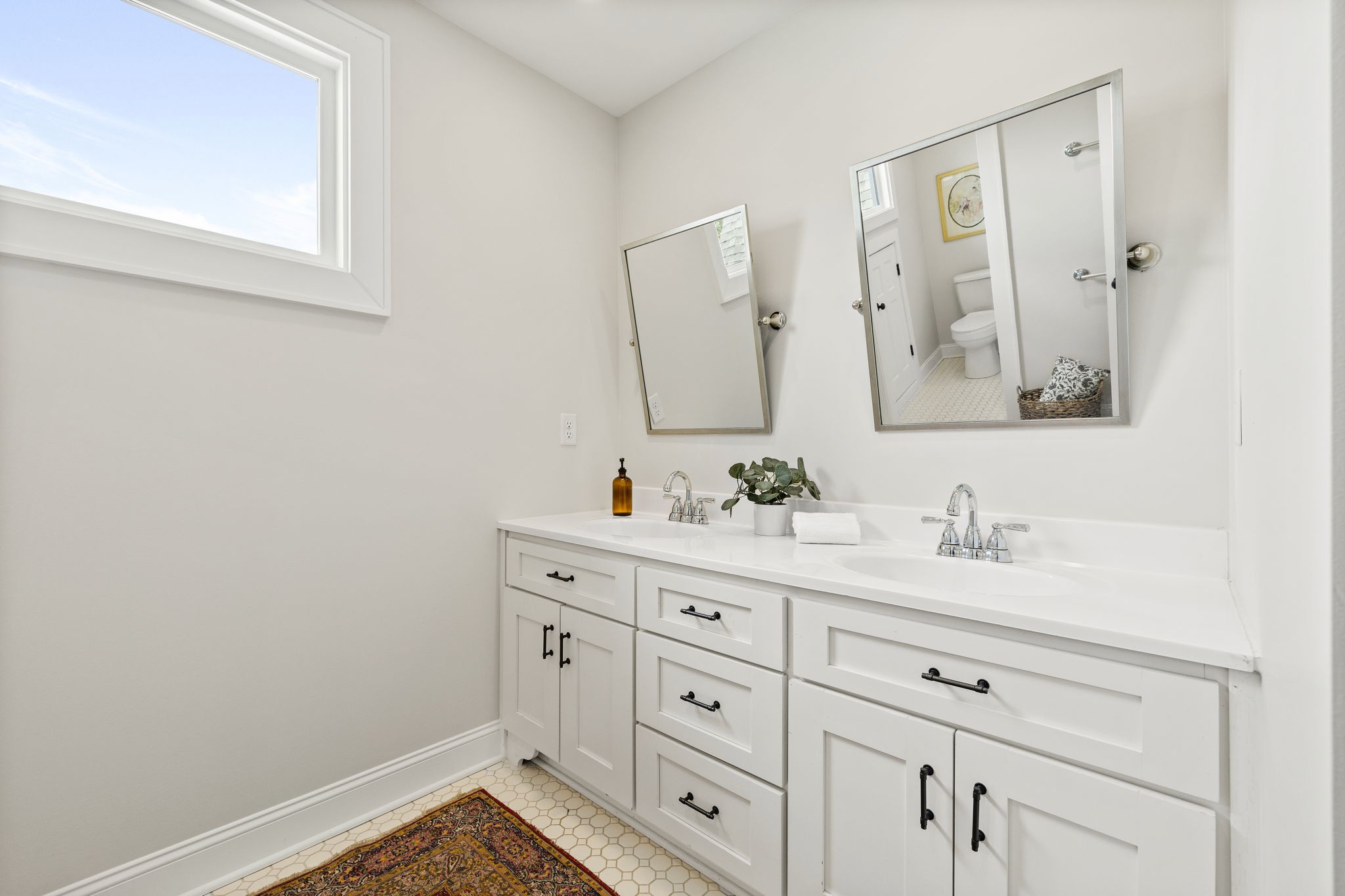 1412 Ordway Place Nashville, TN 37206 - Photo 58 of 70 a bathroom with 2 sink and a mirror