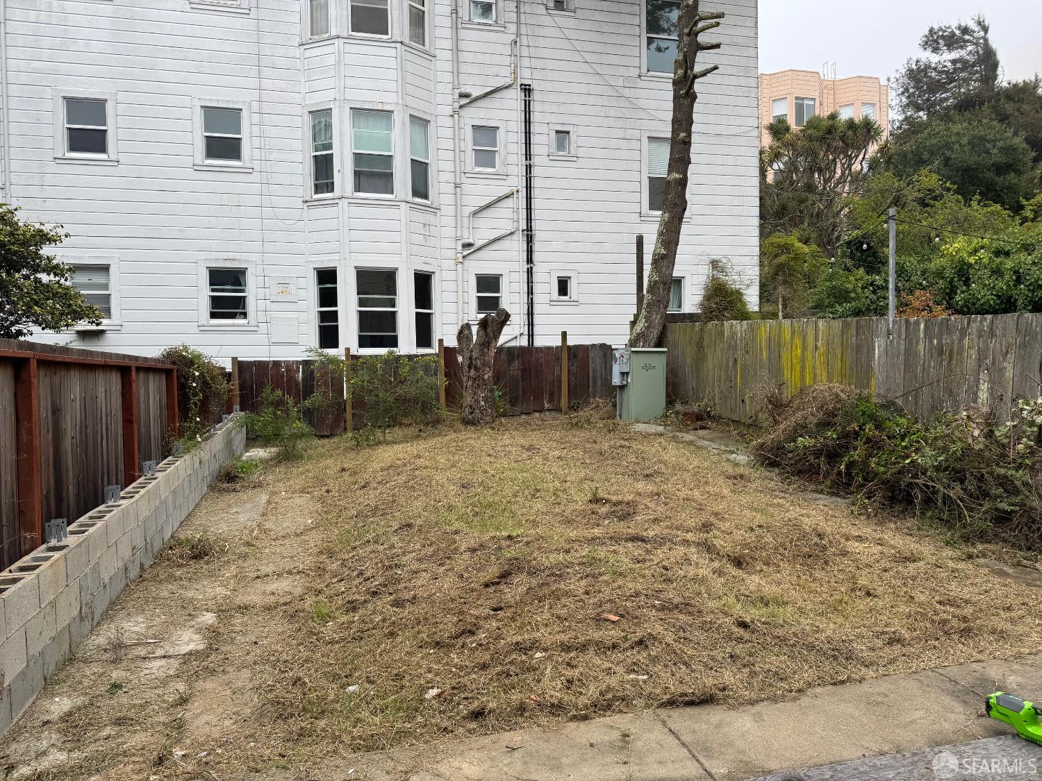 1264 3rd Avenue San Francisco, CA 94122 - Photo 3 of 10 a view of backyard with wooden fence