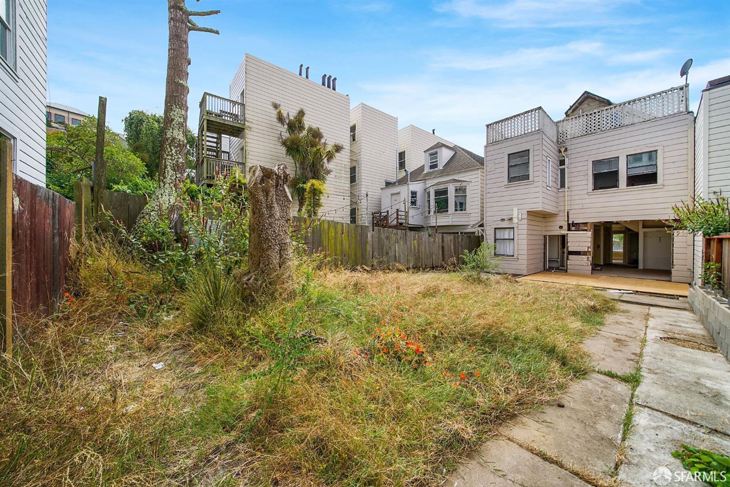1264 3rd Avenue San Francisco, CA 94122 - Photo 4 of 10 a view of a house with a yard