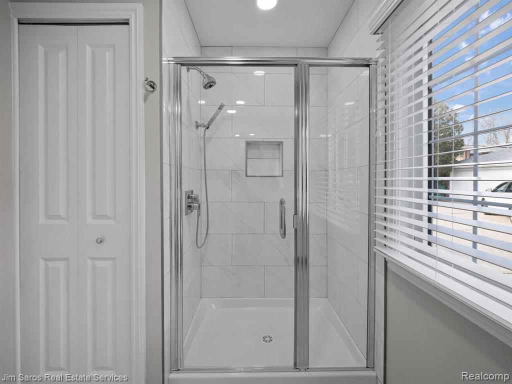 895 Harcourt Road Grosse Pointe Park, MI 48230 - Photo 14 of 17