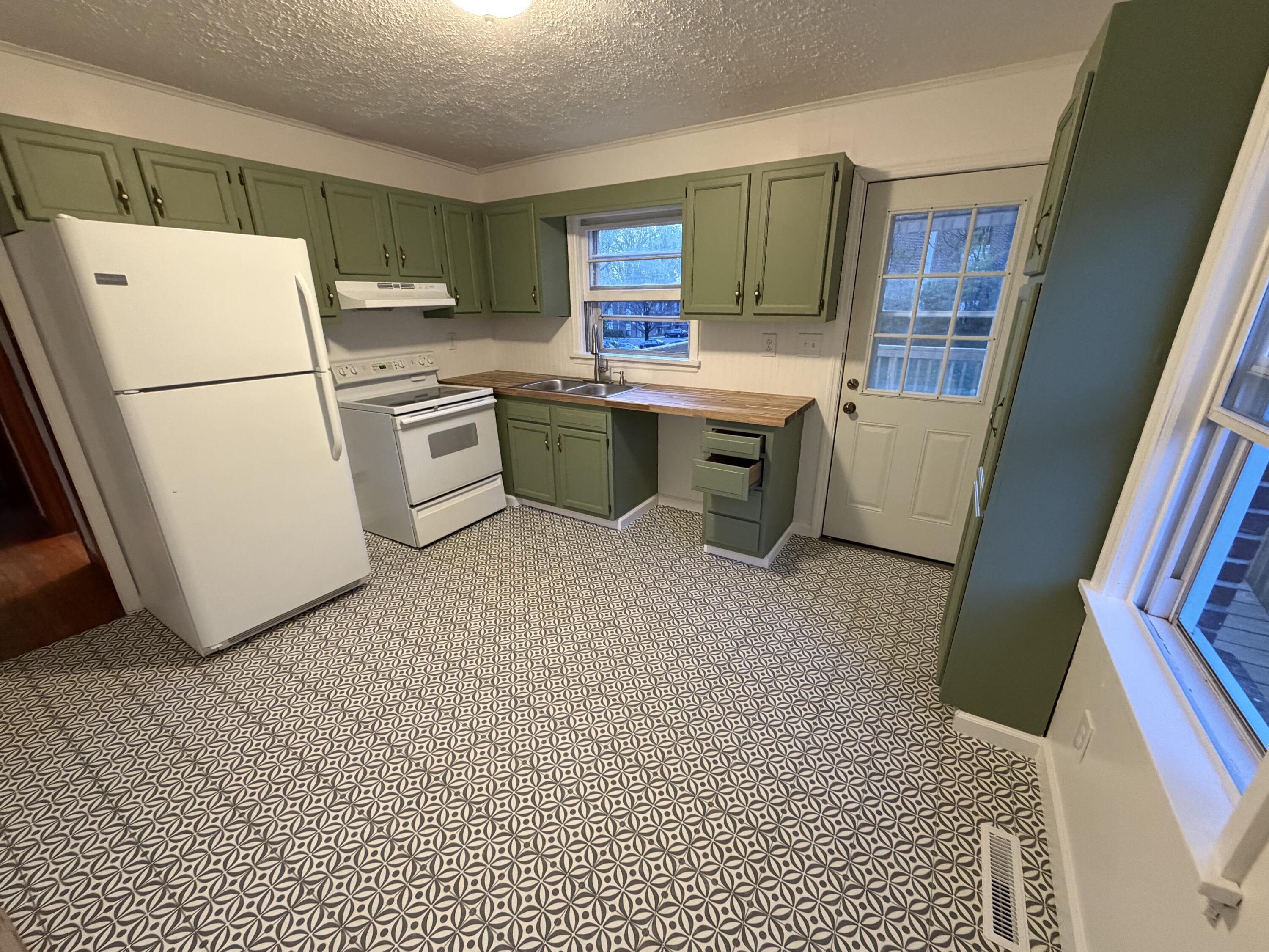 215 Barnett Road Northwest Salem, VA 24153 - Photo 5 of 15 IMG_1369