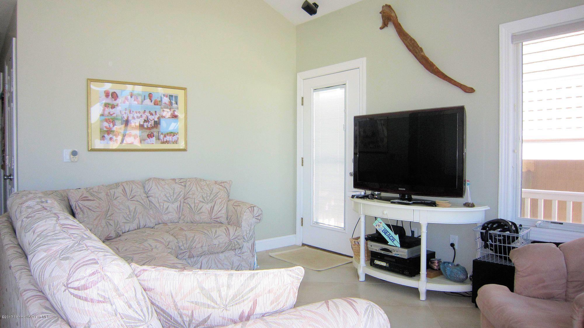3260 Seaview Road Lavallette, NJ 08735 - Photo 8 of 15 Living Room