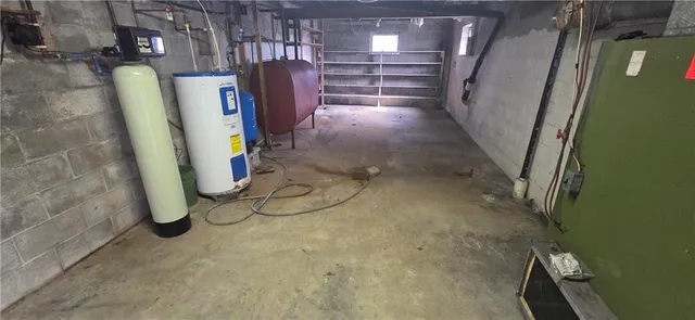 a view of a house with backyard