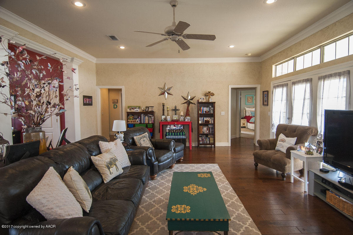 6919 Thunder Road Amarillo, TX 79119 - Photo 18 of 38 LIVING VIEW 2