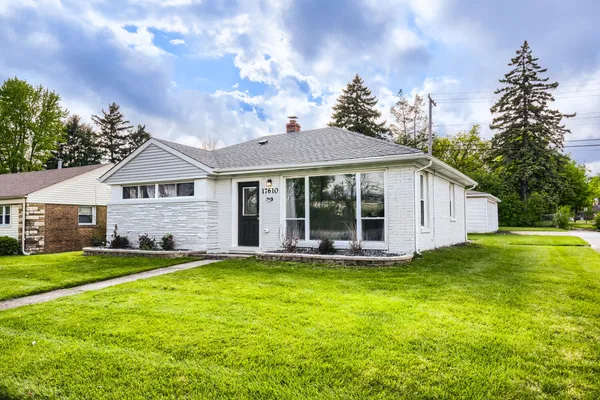 $2,900 | 17610 Dixie Highway, Homewood, IL 60430