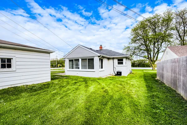 $2,900 | 17610 Dixie Highway, Homewood, IL 60430