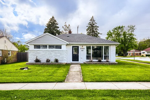 $2,900 | 17610 Dixie Highway, Homewood, IL 60430