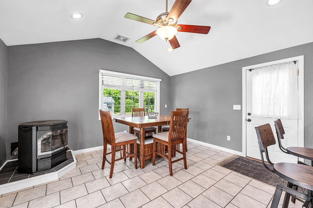 46 Rochford Circle Springfield, MA 01128 - Photo 9 of 29